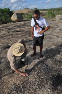 O Djair nos dá aula de geologia no Lajedo Sítio Bravo, na região de Cabaceiras - PB